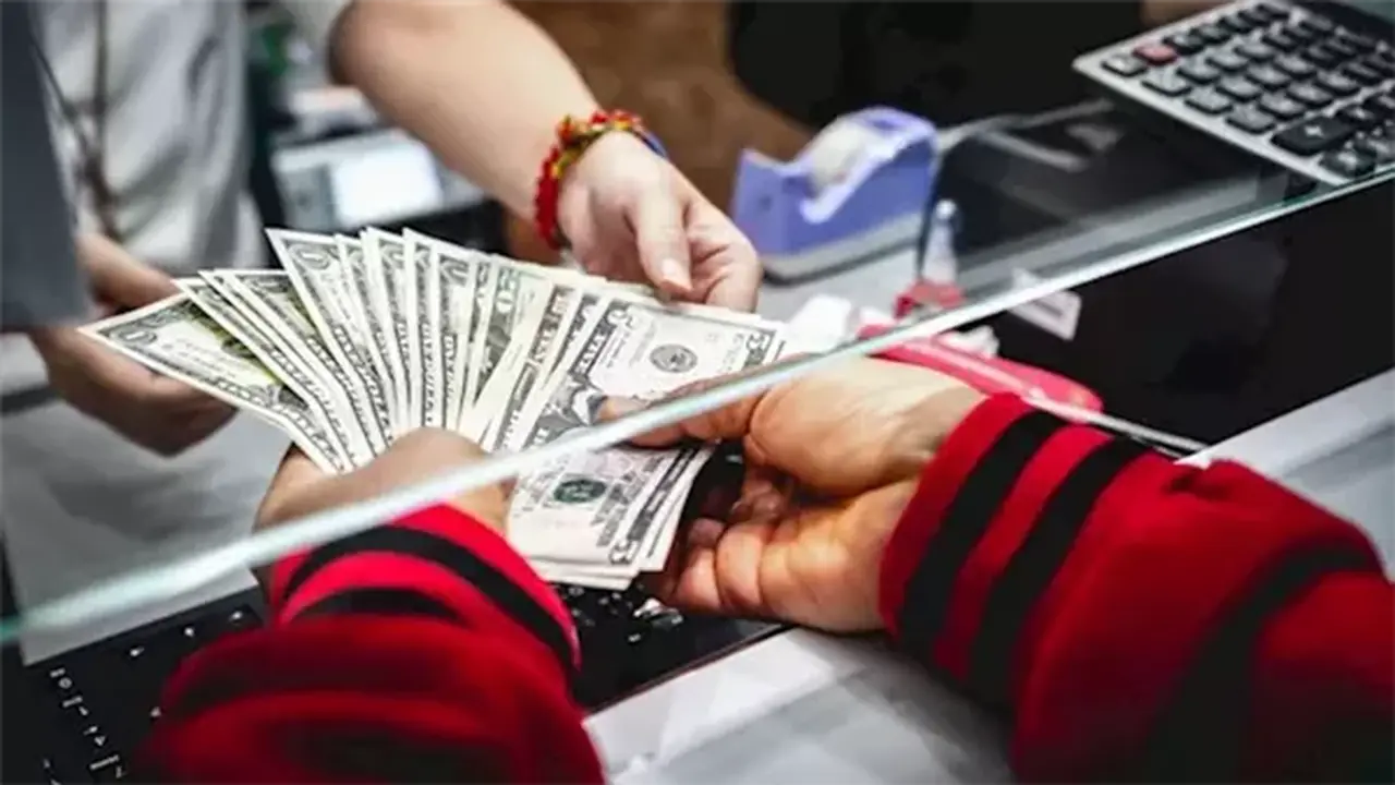 سعر الدولار يتغير في البنوك المصرية خلال تعاملات الإثنين